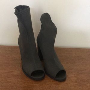 Woman’s  size 8 shoe boots